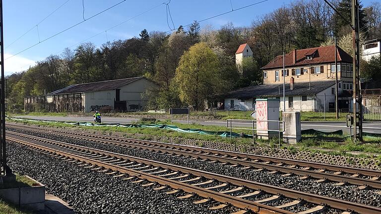 Das brachliegende frühere Werksgelände neben der Bahnlinie und der B26.