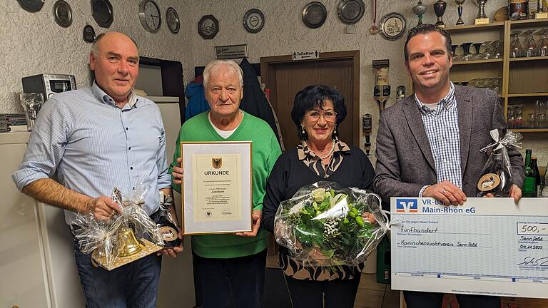 Zum Jubiläum 100 Jahre Kaninchenzuchtverein gratulierten Bürgermeister Oliver Schulze (rechts) und dritter Bürgermeister Jürgen Bandorf (links) dem Vereinsvorsitzenden Kurt Winkler mit Lebensgefährtin Gertrud Doberstein (Mitte).