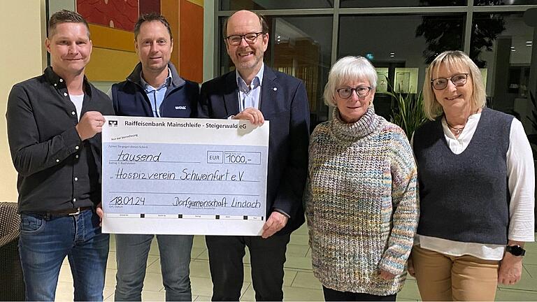 Die Vorstandsmitglieder des Eigenheimervereins Lindach freuen sich, dass sie den Erlös aus der Aktion Adventsfenster an die Vorstandsmitglieder des Hospizvereins übergeben können. Auf dem Foto: Martin Schmitt (Vors. Eigenheimerverein Lindach), Torsten Wehner (stellv. Vors.), Dr. Johannes Mühler (Vorsitzender des Hospizvereins Schweinfurt), Schatzmeisterin des Hospizvereins Angelika Gollbach und Schrifführerin des Hospizvereins Dr. Sabine Wondra.