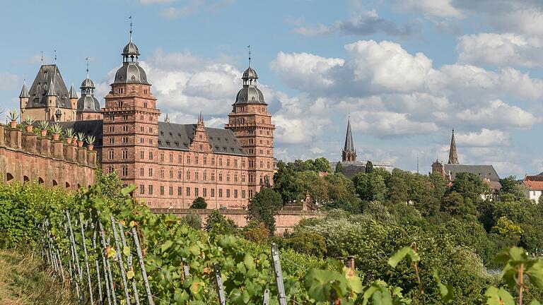 Schloss Johannisburg, bis 1803 die zweite Residenz der Mainzer Kurerzbischöfe, liegt im Zentrum Aschaffenburgs am Ufer des Mains. Schloss Johannisburg, bis 1803 die zweite Residenz der Mainzer Kurerzbischöfe, liegt im Zentrum Aschaffenburgs am Ufer des Mains.