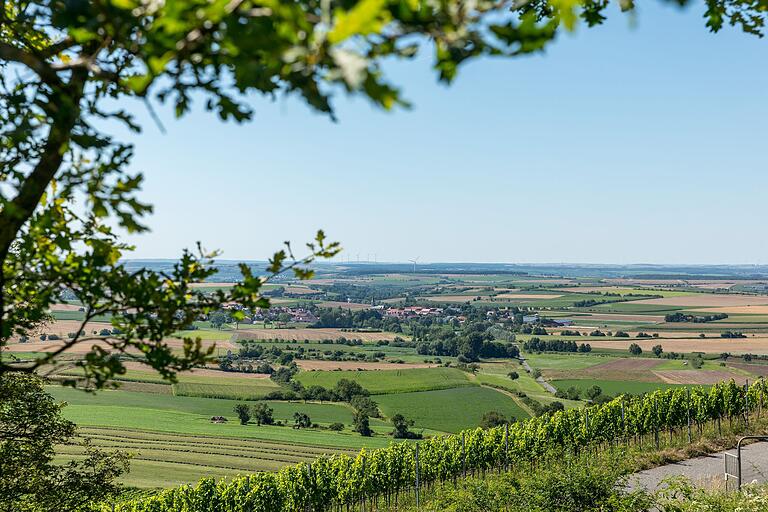 Der sieben Kilometer lange Rundwanderweg führt nicht nur durch wunderschöne Kulturlandschaft, sondern belohnt Ausflügler an verschiedenen Aussichtspunkten mit traumhaften Fernblicken Der sieben Kilometer lange Rundwanderweg führt nicht nur durch wunderschöne Kulturlandschaft, sondern belohnt Ausflügler an verschiedenen Aussichtspunkten mit traumhaften Fernblicken