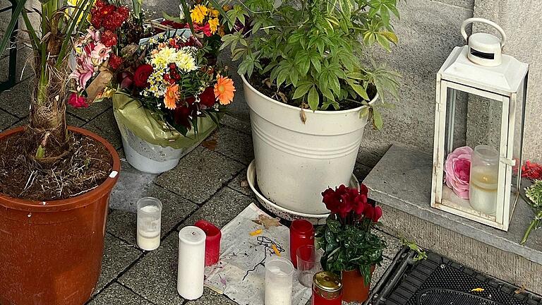 Blumen und Kerzen wurden vor dem Laden 'Bei Mustafa' abgelegt. Blumen und Kerzen wurden vor dem Laden 'Bei Mustafa' abgelegt.