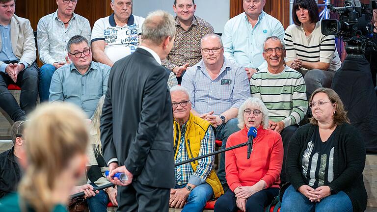 Marion Both hat das 'Parteiengeplänkel' satt, und Katja Härter (rechts daneben) möchte endlich mal wieder mit Zuversicht in die Zukunft blicken können. Marion Both hat das 'Parteiengeplänkel' satt, und Katja Härter (rechts daneben) möchte endlich mal wieder mit Zuversicht in die Zukunft blicken können.