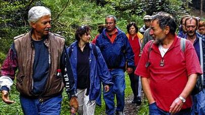 Kampf gegen den Trinkwasserspeicher: Erich Perchermeier (rechts) beim Wandern im Hafenlohrtal 2004.