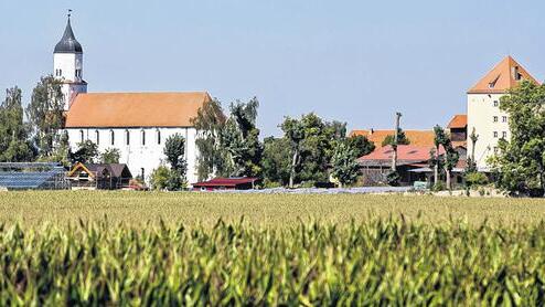 Blick auf die Kirche in Klosterzimmern: Dort lebt die Glaubensgemeinschaft der &bdquo;Zwölf Stämme&ldquo;.