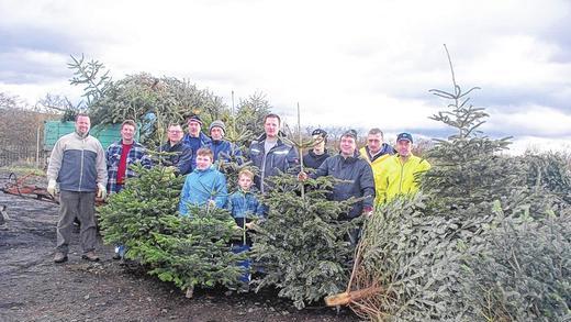 Aus den Christbäumen wird Humus gemacht       -  (ng)   Die Feiertage sind vorbei und für viele Bürger stellt sich die Frage, wohin mit dem Christbaum. In manchen Orten sammeln die Ministranten gegen eine kleine Spende die ausgedienten Bäume ein. In Sennfeld hat die Christbaumabholaktion der CSU-Ortsverband heuer zum achten Mal durchgeführt. &bdquo;Über 450 Bäume haben wir eingesammelt&ldquo;, bilanzierte Ortsvorsitzender Jürgen Bandorf. Die Christbäume werden auf dem Kompostplatz der Gemeinde gehäckselt. Aus dem Häckselgut entsteht Humus. Unser Bild zeigt (hinten von links) Holger Merz, Michael Klüpfel, Dirk Poerschke, Jürgen Bandorf, Jürgen Seidel, Thomas Rückert, Simon Bandorf, Peter Knieß, Hilmar Schwab und Stefan Eichhorn sowie (vorne von links) Ben und Julian Rückert.