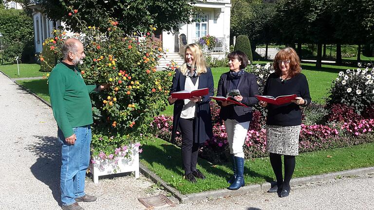 Das neue 'Handbuch' wurde nach der Präsentation gleich einem Praxistest unterzogen. Die Ausführungen von Robert Hildmann können (von links) Andrea Schallenkammer, Bettina Lange und Rosa Strauss-Carl beim Rundgang durch den Schlosspark sehr  gut mit den gedruckten Texten und Bildern vergleichen.                                                      Foto: Rolf Pralle       -  Das neue 'Handbuch' wurde nach der Präsentation gleich einem Praxistest unterzogen. Die Ausführungen von Robert Hildmann können (von links) Andrea Schallenkammer, Bettina Lange und Rosa Strauss-Carl beim Rundgang durch den Schlosspark sehr  gut mit den gedruckten Texten und Bildern vergleichen.                                                      Foto: Rolf Pralle