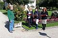 Das neue 'Handbuch' wurde nach der Präsentation gleich einem Praxistest unterzogen. Die Ausführungen von Robert Hildmann können (von links) Andrea Schallenkammer, Bettina Lange und Rosa Strauss-Carl beim Rundgang durch den Schlosspark sehr  gut mit den gedruckten Texten und Bildern vergleichen.                                                      Foto: Rolf Pralle       -  Das neue 'Handbuch' wurde nach der Präsentation gleich einem Praxistest unterzogen. Die Ausführungen von Robert Hildmann können (von links) Andrea Schallenkammer, Bettina Lange und Rosa Strauss-Carl beim Rundgang durch den Schlosspark sehr  gut mit den gedruckten Texten und Bildern vergleichen.                                                      Foto: Rolf Pralle