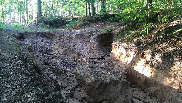 Extreme Niederschläge rissen ganze Wanderwege einfach weg – neben Trockenheit und Hitze das andere Extrem 2018