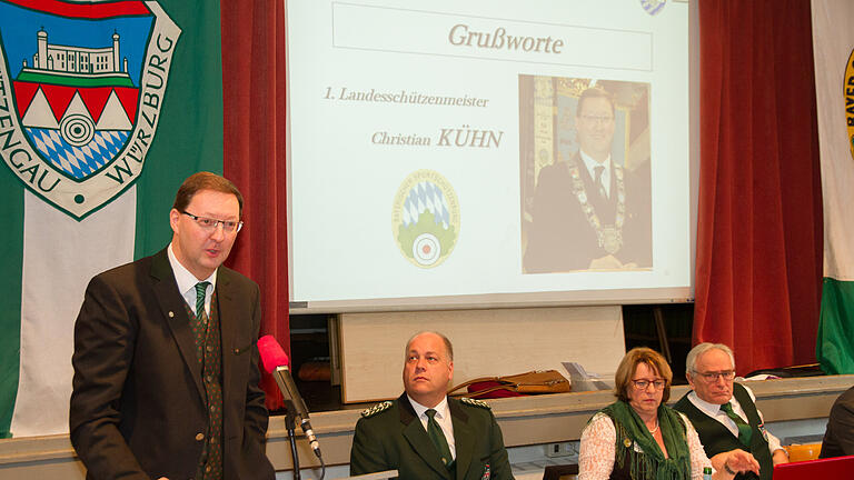 Landeschützenmeister Christian Kühn spricht zu den Vereinsvertretern., daneben Gauschützenmeister Axel Höfler (Höllrich), Gauschriftführerin Gabriele Quast (Veitshöchheim) und stellv. Gauschützenmeister Klaus Schöll (Reichenberg). Landeschützenmeister Christian Kühn spricht zu den Vereinsvertretern., daneben Gauschützenmeister Axel Höfler (Höllrich), Gauschriftführerin Gabriele Quast (Veitshöchheim) und stellv. Gauschützenmeister Klaus Schöll (Reichenberg).