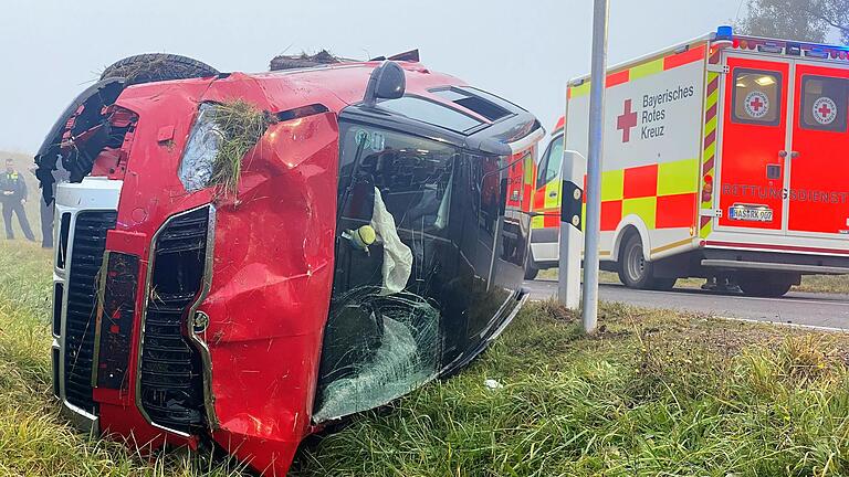Schwere Verletzungen zog sich der 58 Jahre alte Fahrer dieses Skoda zu, als er am Samstag bei Eckartshausen von der Straße abkam und auf ein Verkehrrschild prallte. Schwere Verletzungen zog sich der 58 Jahre alte Fahrer dieses Skoda zu, als er am Samstag bei Eckartshausen von der Straße abkam und auf ein Verkehrrschild prallte. 