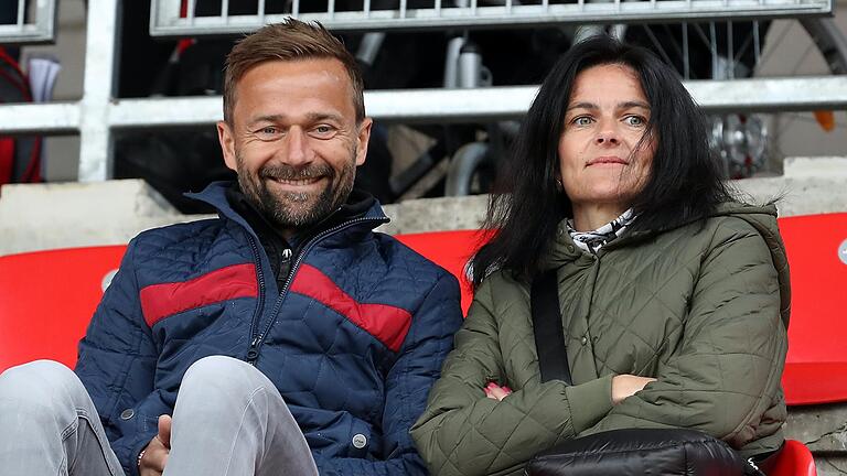 Hat gut lachen: Der ehemalige Trainer der Würzburger Kickers Michael Schiele (hier zusammen mit seiner Frau beim Besuch des Kickers-Heimspiels gegen Viktoria Berlin Ende April) hat mit Eintracht Braunschweig den Aufstieg in die 2. Bundesliga geschafft.