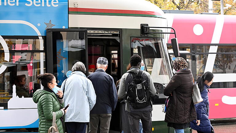 Öffentlicher Nahverkehr.jpeg       -  Die Straßenbahnen in Augsburg fahren tagsüber nur noch im 7,5-Minuten-Takt statt im früher üblichen 5-Minuten-Takt. Aktuell wird das mit einer Ausnahmesituation begründet, doch wie lange dauert diese noch?