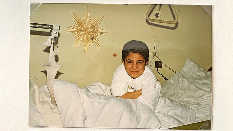 Blick ins Fotoalbum: Als Elfjähriger kam Ghezaluddin Moradi wegen einer Knochenentzündung im Bein aus Afghanistan nach Deutschland. Ganz allein, ohne seine Familie. Blick ins Fotoalbum: Als Elfjähriger kam Ghezaluddin Moradi wegen einer Knochenentzündung im Bein aus Afghanistan nach Deutschland. Ganz allein, ohne seine Familie. 