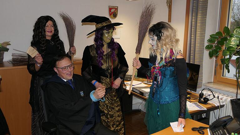 Im Amtszimmer fesselten die Hexen den Zweiten Bürgermeister und raubten den Rathausschlüssel. Im Amtszimmer fesselten die Hexen den Zweiten Bürgermeister und raubten den Rathausschlüssel.