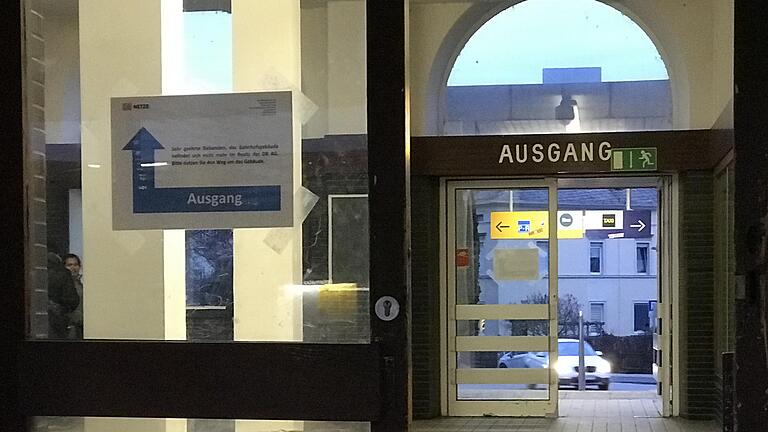 Der Kitzinger Bahnhof ist verkauft und befindet sich nun in Privatbesitz. Schilder an der Tür weisen darauf hin, dass die Bahnkunden nicht mehr durch den Bahnhof, sondern um das Gebäude herum gehen sollen - der Durchgang war aber zumindest am Dienstagmorgen noch möglich.&nbsp; &nbsp;