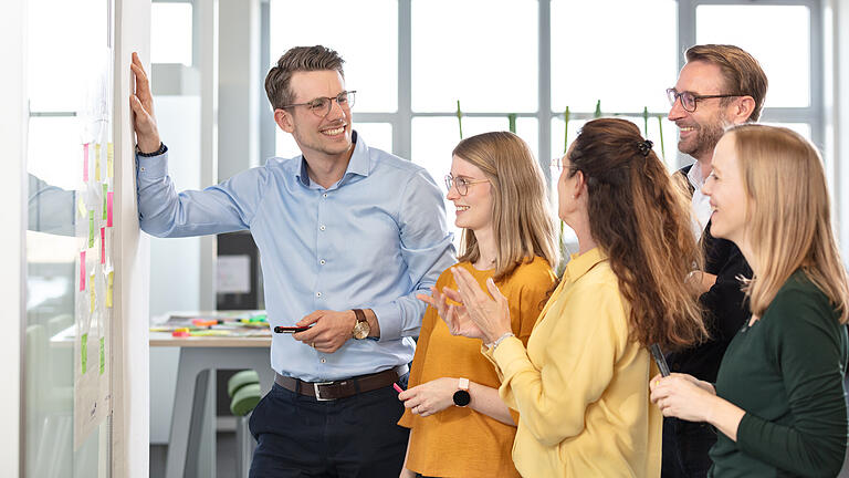 75 Jahre Main-Post: Mitarbeiterinnen und Mitarbeiter stellen sich vor       -  Auch für Kundenmangerinnen wie Sarah Klemm (rechts im Bild) gilt: Die Arbeit im Team bringt oft die besten Ergebnisse.