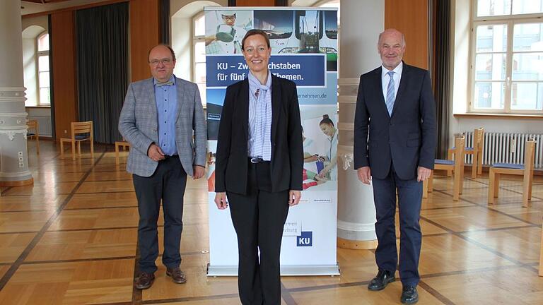 Neue Leitungsstruktur im Kommunalunternehmen: Im Bild (von links): Vorstand Prof. Dr. Alexander Schraml, Vorstand Eva v. Vietinghoff-Scheel und bisheriger Landrat und Verwaltungsratsvorsitzender Eberhard Nuß. Neue Leitungsstruktur im Kommunalunternehmen: Im Bild (von links): Vorstand Prof. Dr. Alexander Schraml, Vorstand Eva v. Vietinghoff-Scheel und bisheriger Landrat und Verwaltungsratsvorsitzender Eberhard Nuß.