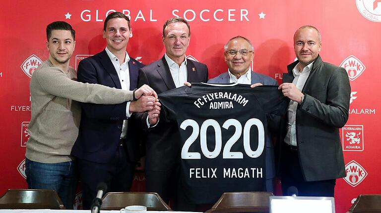 Felix Magath (Zweiter von rechts) und Thorsten Fischer (rechts) bei der Präsentation im Januar 2020 in Wien.