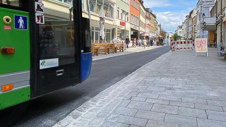 Ein Stadtbus fährt in der Rückertstraße in Schweinfurt auf dem neuen Asphalt-Band. Das sollte eigentlich beige sein, die Baufirma verwendete aber dunkelgrauen Asphalt.