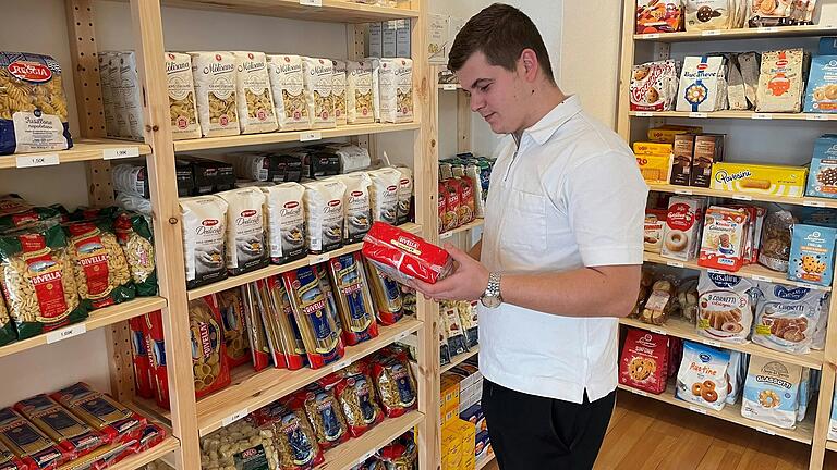 Iulian Pisica schmeißt den Laden zurzeit noch alleine. Für den geplanten Lieferservice möchte er allerdings langfristig weitere Arbeitskräfte einstellen. Iulian Pisica schmeißt den Laden zurzeit noch alleine. Für den geplanten Lieferservice möchte er allerdings langfristig weitere Arbeitskräfte einstellen.