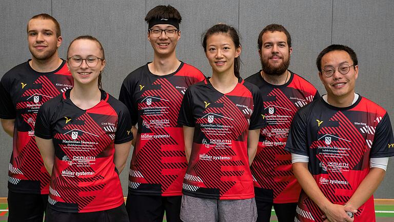 Meister der Bezirksklasse A und damit Aufsteiger in die Bezirksliga Unterfranken wurden (von links) Kilian Jetschni (Spielführer), Lisa-Marie Wehner, Xihao Liu, Zhirui Wang, Jonas Hummel und Yifan Kang. Meister der Bezirksklasse A und damit Aufsteiger in die Bezirksliga Unterfranken wurden (von links) Kilian Jetschni (Spielführer), Lisa-Marie Wehner, Xihao Liu, Zhirui Wang, Jonas Hummel und Yifan Kang.