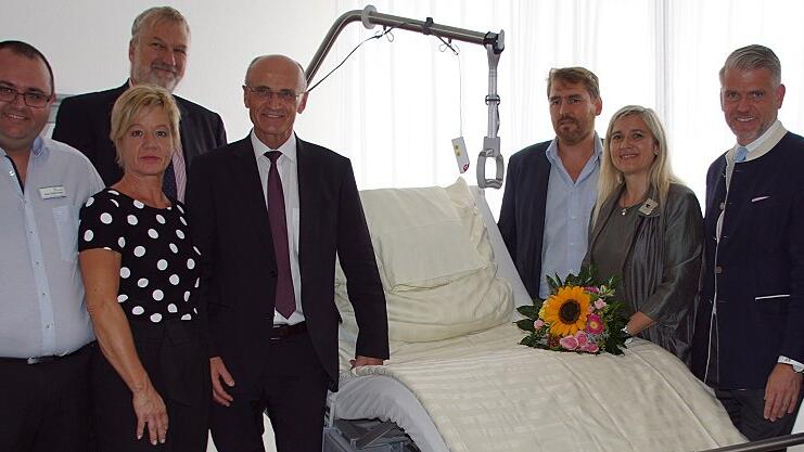 Gesundheitsministerin Melanie Huml (Dritte von rechts) kam am Freitag nach Haßfurt zur Einweihung des umgebauten Bettenhauses, mit der auch das 60-jährige Bestehen des Kreiskrankenhauses gefeiert wurde. Gemeinsam mit dem Vizepräsidenten der Regierung von Unterfranken, Jürgen Lange, MdL Steffen Vogel, Pflegedienstleiter Michael Weiß-Gehring, Landrat Wilhelm Schneider, Vorstand Stephan Kolck und der Personalratsvorsitzenden Katrin Neidel (von rechts) besichtigte sie einige der Räume. Gesundheitsministerin Melanie Huml (Dritte von rechts) kam am Freitag nach Haßfurt zur Einweihung des umgebauten Bettenhauses, mit der auch das 60-jährige Bestehen des Kreiskrankenhauses gefeiert wurde. Gemeinsam mit dem Vizepräsidenten der Regierung von Unterfranken, Jürgen Lange, MdL Steffen Vogel, Pflegedienstleiter Michael Weiß-Gehring, Landrat Wilhelm Schneider, Vorstand Stephan Kolck und der Personalratsvorsitzenden Katrin Neidel (von rechts) besichtigte sie einige der Räume.
