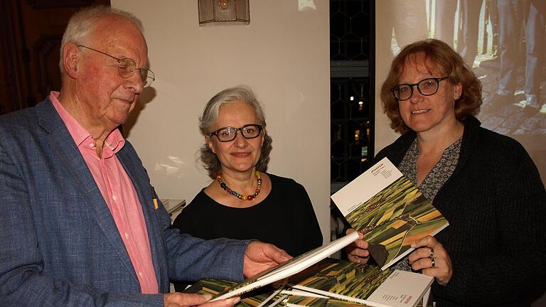 Der ehemalige Stadtplaner Hartmut Schließer hat im Team mit Buchdesignerin Catherine Avak und der Autorin Daniela Röllinger das Buch 'Iphofen - Die Dörfer haben Zukunft' in der Verkündhalle des Iphöfer Rathauses vorgestellt.