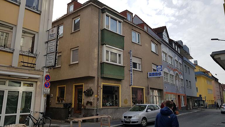 An der Stelle, an dem heute dieses Eckhaus am Inneren Graben steht, befand sich einst die erste Würzburger Frauenklinik. An der Stelle, an dem heute dieses Eckhaus am Inneren Graben steht, befand sich einst die erste Würzburger Frauenklinik.