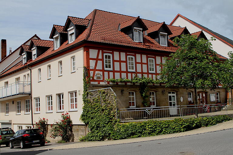 Blick auf das schöne Fachwerkgebäude der Brauerei Hartleb in Maroldsweisach, wo Gastwirtschaft und Biergarten im Vordergrund in dieser Woche wieder geöffnet werden sollen.