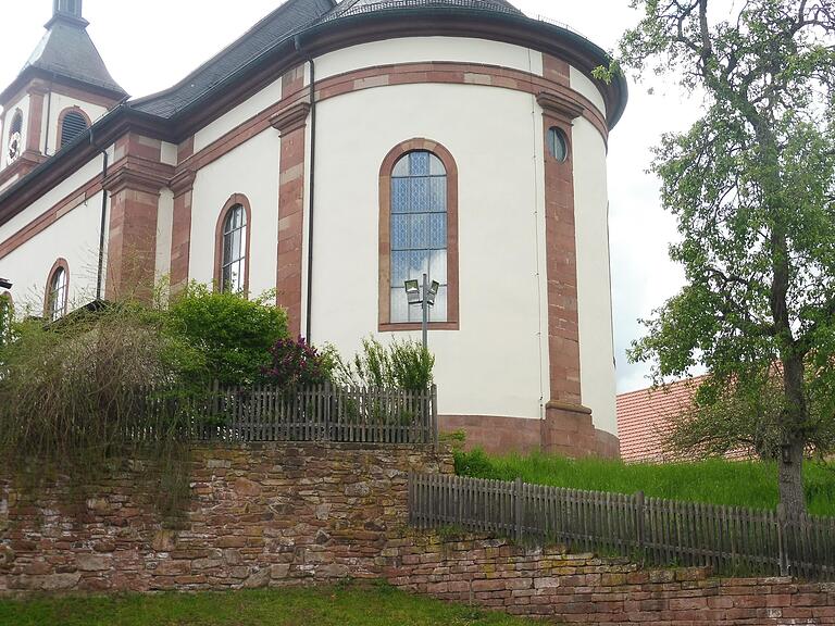 Im Jahr 2010 neu errichteter Mauerrest bei der Kirche von Esselbach in Richtung Weed heute. Im Jahr 2010 neu errichteter Mauerrest bei der Kirche von Esselbach in Richtung Weed heute. 