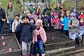Die Erst- und Zweitklässler der Grundschule Himmelstadt pflanzten 600 Blumenzwiebeln auf dem Schulgelände.