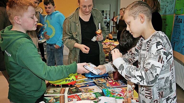 Unterhalten, Feilschen, Rechnen: Bei einem Flohmarkt braucht man vieles, das man in der Schule lernt.       -  Unterhalten, Feilschen, Rechnen: Bei einem Flohmarkt braucht man vieles, das man in der Schule lernt.