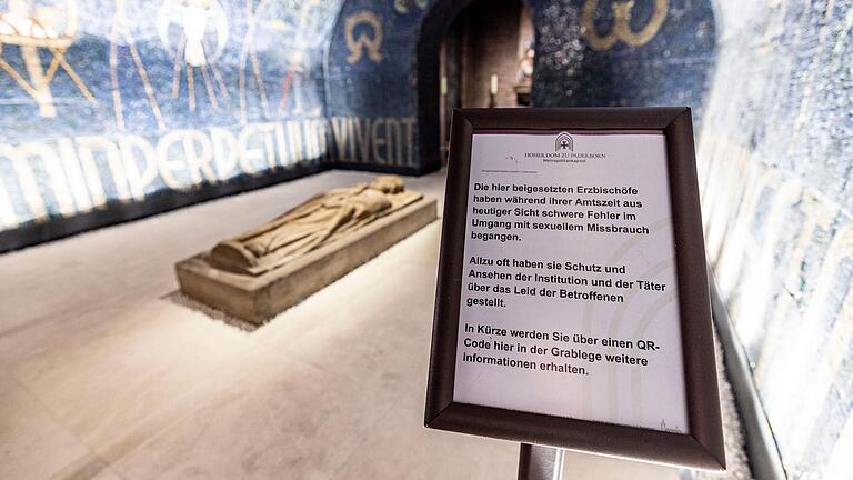 In der Grabkammer der Krypta stand bis vor kurzem ein Hinweisschild zu den Fehlern der dort beigesetzten Erzbischöfe des Bistums Paderborn im Umgang mit sexuellem Missbrauch in der katholischen Kirche. In der Grabkammer der Krypta stand bis vor kurzem ein Hinweisschild zu den Fehlern der dort beigesetzten Erzbischöfe des Bistums Paderborn im Umgang mit sexuellem Missbrauch in der katholischen Kirche. 