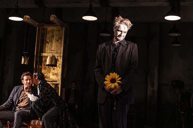 Onkel Claudius und Mutter Gertrud tuscheln noch vertraut, während sich in Hamlet längst der Rachegedanke eingenistet hat. Von links: Vivian Frey, Anja Lenßen, Yannick Fischer. Onkel Claudius und Mutter Gertrud tuscheln noch vertraut, während sich in Hamlet längst der Rachegedanke eingenistet hat. Von links: Vivian Frey, Anja Lenßen, Yannick Fischer.