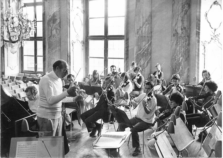 Ein Foto aus den 1970er Jahren: Conrad von der Goltz (Fünfter von links) bei einer Probe des Kammerorchesters der Hochschule für Musik Würzburg für das Mozartfest. Ein Foto aus den 1970er Jahren: Conrad von der Goltz (Fünfter von links) bei einer Probe des Kammerorchesters der Hochschule für Musik Würzburg für das Mozartfest.