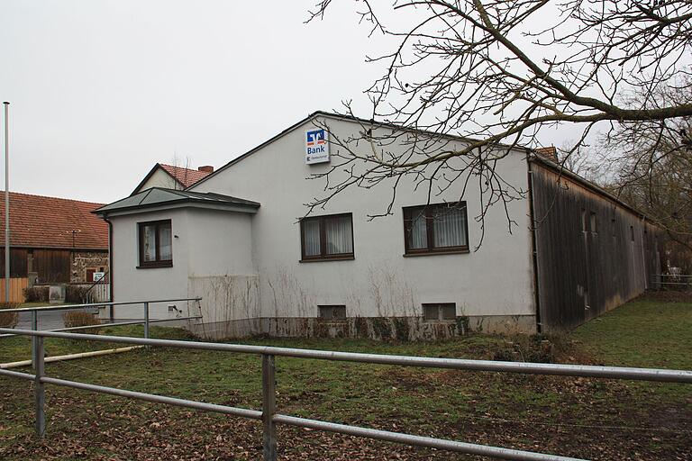 Nach Angaben der Polizei sind die Täter mit Hilfe von zwei Leitern über ein Fenster in das Gebäude der VR-Bank in Donnersdorf eingestiegen. Nach Angaben der Polizei sind die Täter mit Hilfe von zwei Leitern über ein Fenster in das Gebäude der VR-Bank in Donnersdorf eingestiegen.