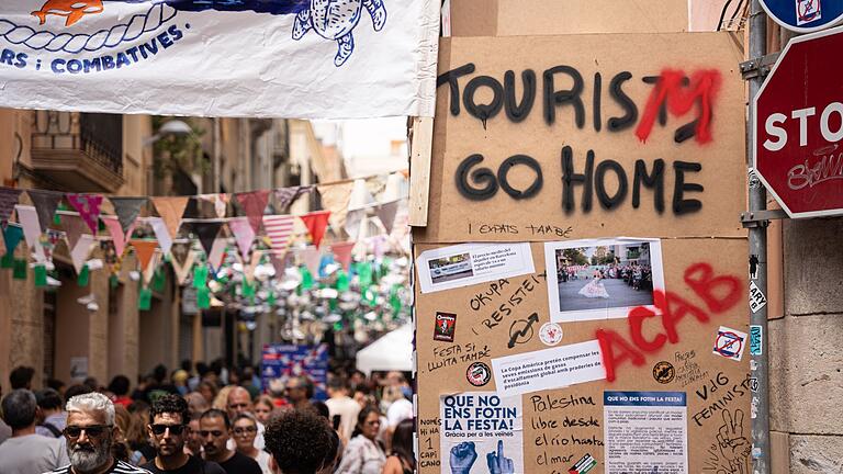 Widerstand gegen Massentourismus in Spanien - „Tourists go home” beziehungsweise „Tourism go home” steht an einer Wand in Barcelona (August 2024). Widerstand gegen Massentourismus in Spanien - „Tourists go home” beziehungsweise „Tourism go home” steht an einer Wand in Barcelona (August 2024).
