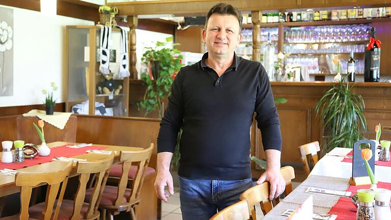 Das griechische Restaurant 'Athen' im Sportheim des VfL Niederwerrn: Pächter Entmont Christaki schloss das Lokal nach Pfingsten, übernahm dann aber das Sportheim des SV-DJK Unterspiesheim. Das griechische Restaurant 'Athen' im Sportheim des VfL Niederwerrn: Pächter Entmont Christaki schloss das Lokal nach Pfingsten, übernahm dann aber das Sportheim des SV-DJK Unterspiesheim.