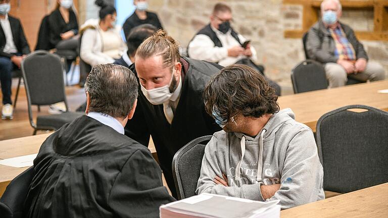 Um falsches Geld und echte Träume geht es im Würzburger Prozess gegen fünf Angeklagte eines Familien- Clans in der Festscheune des Wöllrieder Hofes. Um falsches Geld und echte Träume geht es im Würzburger Prozess gegen fünf Angeklagte eines Familien- Clans in der Festscheune des Wöllrieder Hofes.