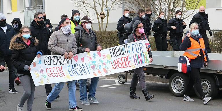 Rund 1300 Menschen folgten am Samstagnachmittag dem Aufruf des Bündnis "Schweinfurt auf die Straßen" um gegen die Corona-Maßnahmen zu demonstrieren. Rund 1300 Menschen folgten am Samstagnachmittag dem Aufruf des Bündnis "Schweinfurt auf die Straßen" um gegen die Corona-Maßnahmen zu demonstrieren.