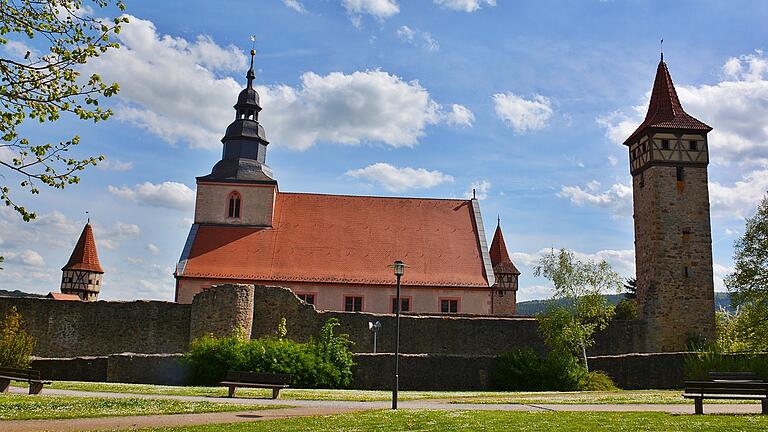 Heiraten ist in Ostheim auch auf dem Areal der historischen Kirchenburg möglich. Heiraten ist in Ostheim auch auf dem Areal der historischen Kirchenburg möglich.