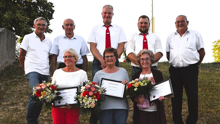 Margarete Schmidt, Agnes Klemm und Helga Benkert (vorne von links) wurden zu neuen Ehrenmitgliedern des TSV ernannt. Es gratulierten (hinten von links) Jürgen Wangorsch (Ehrenmitglied), Karl-Heinz Heinrich (Ehrenvorsitzender), Dirk Petzold (1. Vorsitzender), Jochen Pfeffermann (2. Vorsitzender) und Roberto Breunig (2. Bürgermeister).