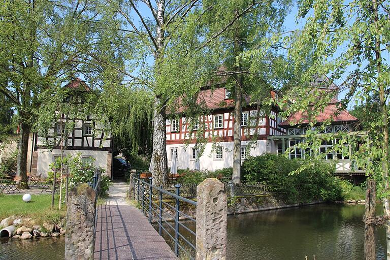 Gastro-Idyll in den Haßbergen: Der 'Gutshof Andres' in Pettstadt mit Fachwerkhäusern, Biergarten und einem Weiher mit Insel. Gastro-Idyll in den Haßbergen: Der 'Gutshof Andres' in Pettstadt mit Fachwerkhäusern, Biergarten und einem Weiher mit Insel. 