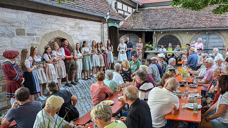 Beim 30. Hüttenheimer Kirchenburgweinfest kamen am Freitag zahlreiche Weinhoheiten aus Unter- und Mittelfranken zusammen.