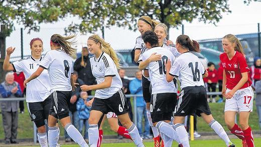 Mach's noch einmal, Deutschland! Beim letzten Aufeinandertreffen mit der Schweiz hatte die deutsche U-17-Nationalmannschaft der Frauen ordentlich Grund zum Jubeln. Mit 8:1 siegten die DFB-Mädels. Dagegen würde doch auch beim anstehenden Duell in Schweinfurt nichts sprechen.