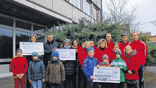 Vor dem Start der Läufer überreichten Autohaus Orf, Grundschule Ostheim und Sparkasse Bad Neustadt ihre zusätzlichen Spenden. Mit großen Schecks wurden so über 2500 Euro beigesteuert.