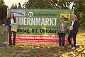 Große Plakatwände weisen schon mal auf den 10. Großrinderfelder Bauernmarkt am 7. Oktober hin. Das Organisationsteam freut sich auf viele Besucher. Im Bild (von links) Ortschaftsrätin Christina Häußler, Monika Zeisner-Menikheim, Bürgermeisterin Anette Schmidt; es fehlt Ortsvorsteher Walter Lutz.