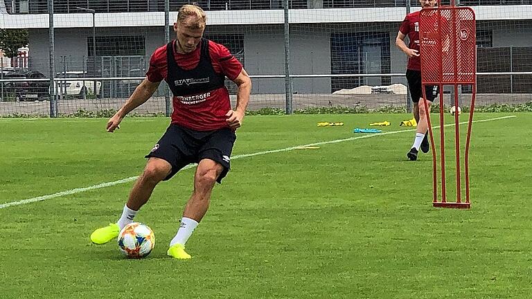 Er soll eine Führungsrolle in der Mannschaft des 1. FC Nürnberg übernehmen: Johannes Geis (links) beim ersten Training am Valznerweiher.