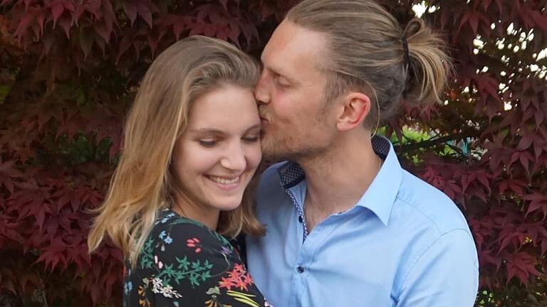 Eigentlich sollte die Hochzeit von Leandra und Johannes Därr im Mai 2020 stattfinden - doch die Corona-Pandemie machte dem Paar einen Strich durch die Rechnung. Eigentlich sollte die Hochzeit von Leandra und Johannes Därr im Mai 2020 stattfinden - doch die Corona-Pandemie machte dem Paar einen Strich durch die Rechnung.